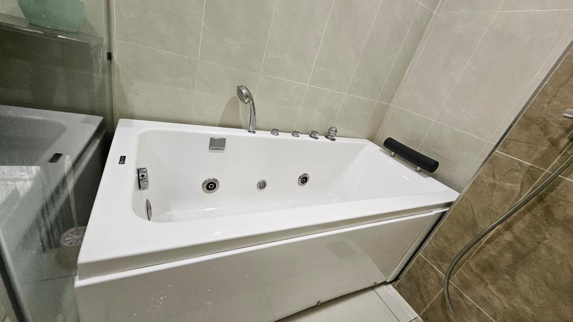 Paragon Suites Studios With Private Jacuzzi Near Ciq Rts ジョホールバル エクステリア 写真