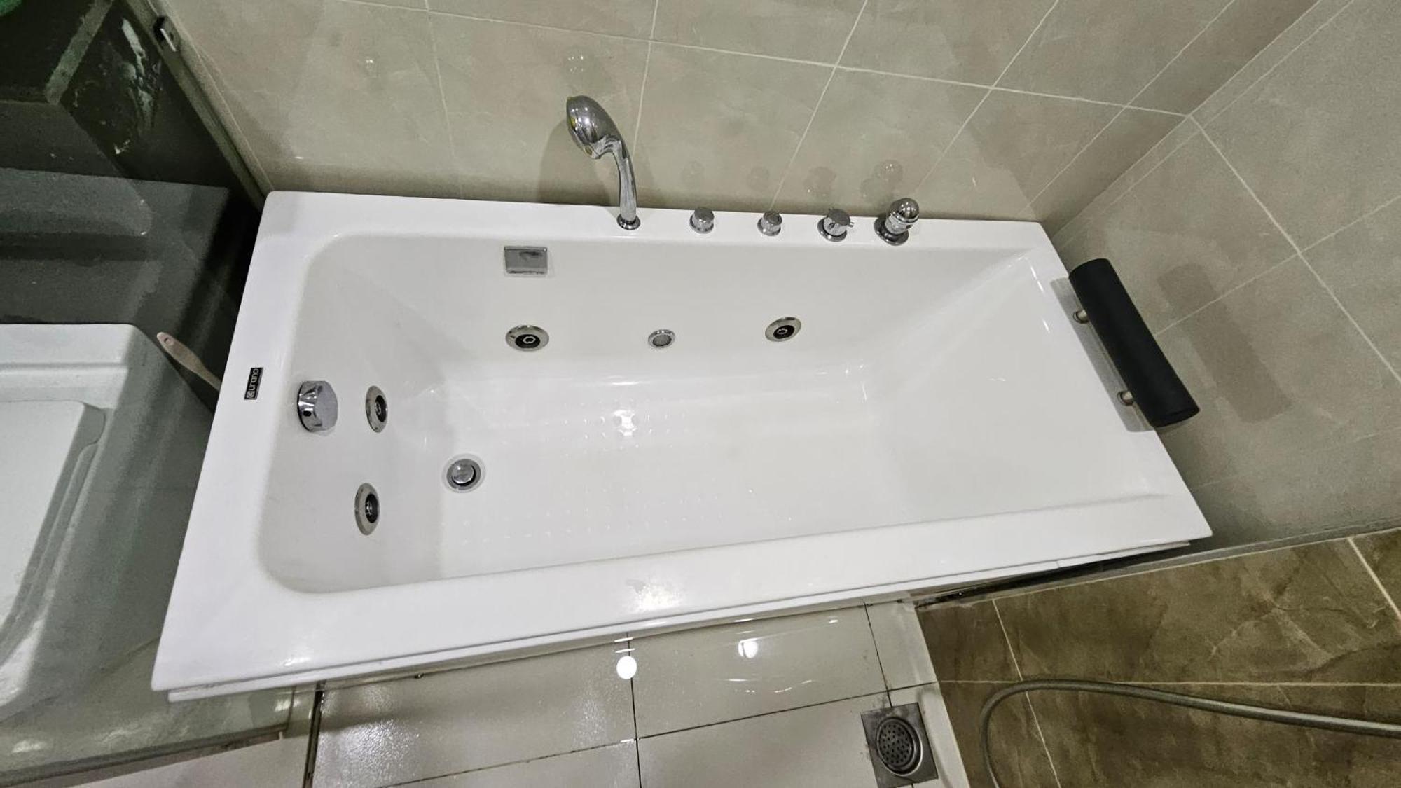 Paragon Suites Studios With Private Jacuzzi Near Ciq Rts ジョホールバル エクステリア 写真
