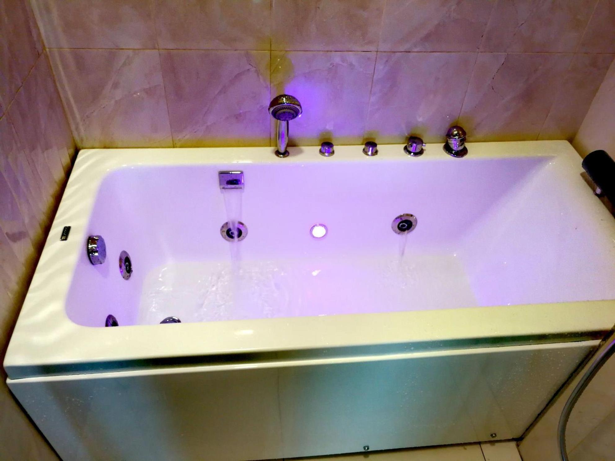 Paragon Suites Studios With Private Jacuzzi Near Ciq Rts ジョホールバル エクステリア 写真