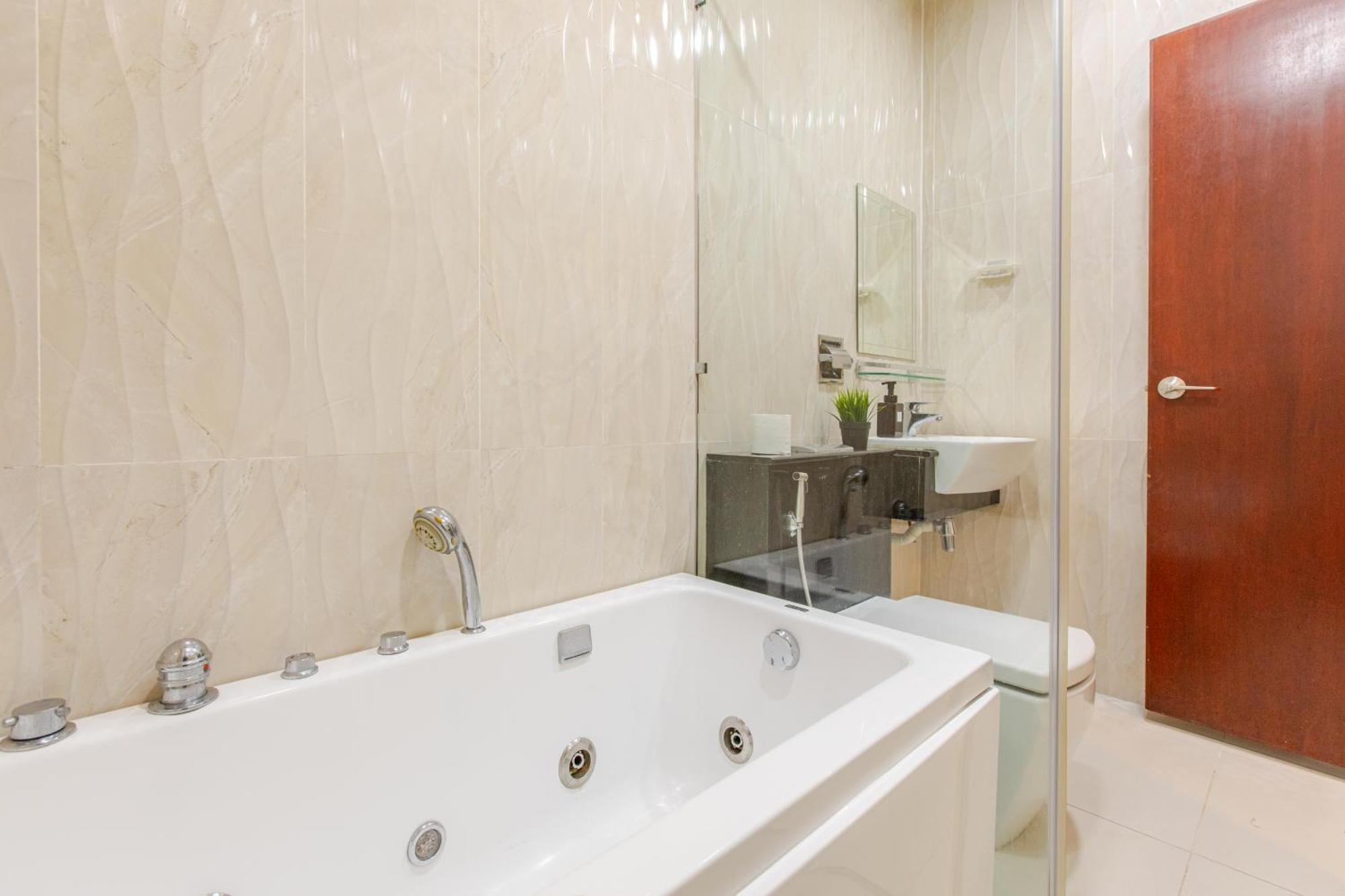 Paragon Suites Studios With Private Jacuzzi Near Ciq Rts ジョホールバル エクステリア 写真